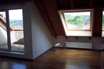 Sehr gepflegte Maisonette-Wohnung mit Balkon und Einbauküche in Homburg/Saar