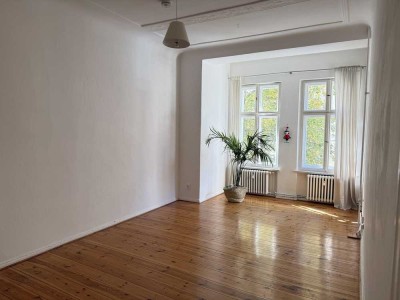 Bezugsfreie helle 1-Zimmer VH Altbauwohnung in der Nähe vom Schlosse Charlottenburg (provisionsfrei)