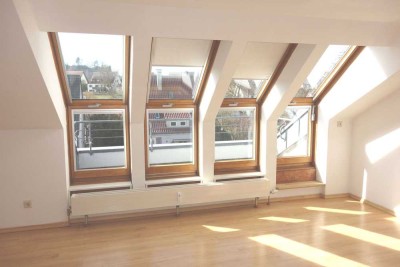Sehr helle 3 Zi.-DG-Wohnung mit Tiefgaragenstellplatz