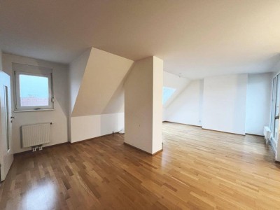 Moderne DG-Wohnung mit 3 Zimmern und Terrasse