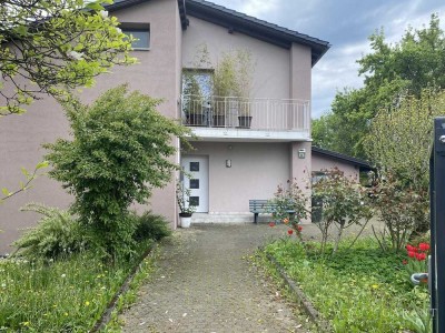 Vielseitiges Zweifamilienhaus mit separatem Appartement in gefragter Lage in Tiengen!