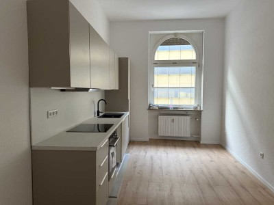 Erstbezug nach Sanierung mit Einbauküche: Stilvolle 2,5-Zimmer-Wohnung mit geh. Innenausstattung