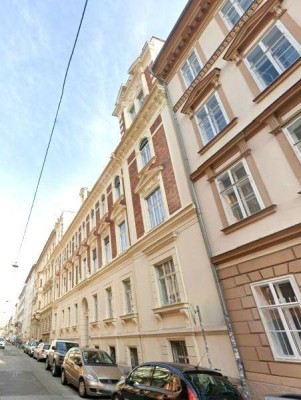 Erstbezug: 5 ZIMMER-Altbau, ruhiger Süd-Balkon, extra Küche neu möbliert, neue Sanitäranlagen!