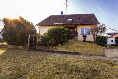 Großzügiges Ein- bis Zweifamilienhaus in begehrter Lage von Moos