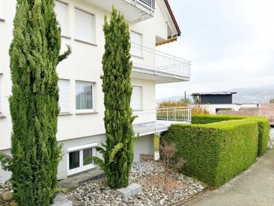 Gemütliche 3,5- Zimmer Wohnung mit Seeblick und eigenem Garten.