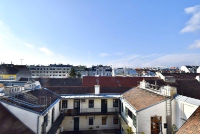Weitblick, Ruhe &amp; zentrale Lage – Sonnige Altbauwohnung mit Balkon