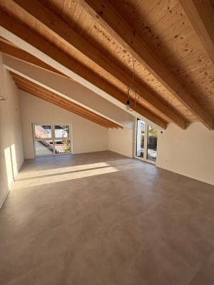 Erstbezug nach Komplettsanierung – Lichtdurchflutete 3,5 ZKB DG-Wohnung mit Balkon in Schiffweiler