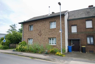 Erftstadt- Liblar, einseitig angebautes Ein- bzw. Zweifamilienhaus, Garage, PV- Anlage