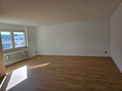 Frisch renovierte 3,5-Zimmer-Wohnung mit Balkon, Einbauküche & Aufzug in Göppingen