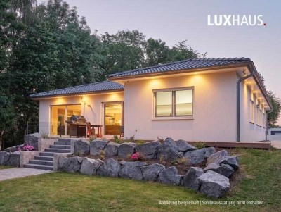 Moderner LUXHAUS-Bungalow mit Atrium - charmante Ortsrandlage an der Streuobstwiese