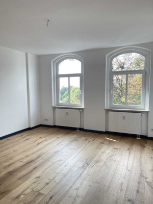 Erstbezug nach Sanierung – Hochwertige DG-Wohnung mit Parkett & Einbauküche