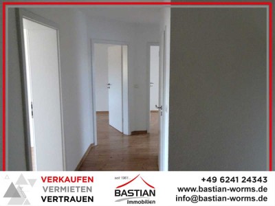 Gar nicht so schräg: Dachgeschoss - 3 1/2 Zimmer - renovierter Altbau - Garage - Zentrumslage!