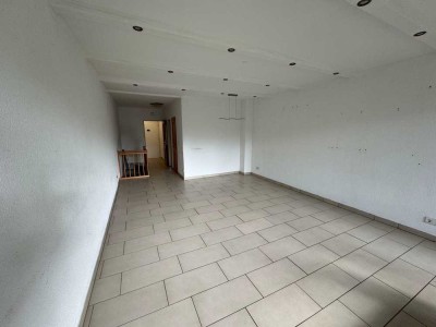 Modernisierte Maisonettewohnung mit Balkon, Spielplatz und XXL-Garage