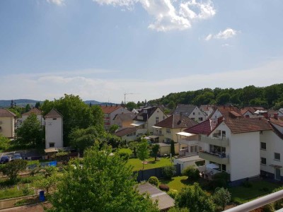 Exklusive, gepflegte 2,5-Zimmer-Dachgeschosswohnung mit Balkon, EBK & TG in Wiesloch