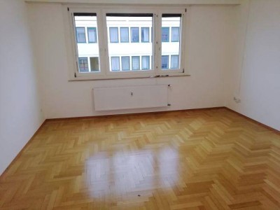 Neuwertiger 2 ZIMMER-NEUBAU, Balkon 4,5m², extra Küche möbliert, Bad mit Dusche, extra WC, Lift