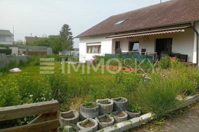 Gepflegtes Wohnhaus mit zwei Einheiten und großem Garten