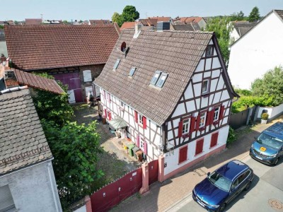 Historisches Fachwerkidyll mit Innenhof und Scheune  – eine Ruheoase im Herzen von Bischofsheim