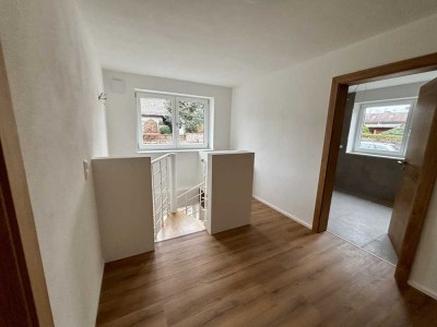 Bezugsfertig zum Erstbezug: Maisonette mit Einbauküche und zwei Terrassen