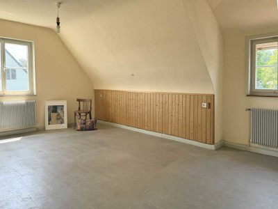 Große 4-Zimmer-Wohnung im DG + Ausbaumöglichkeit im Dachspitz - renovierungsbedürftig + preiswert