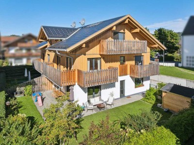 Großweil: Große, moderne Doppelhaushälfte in Dorfmitte