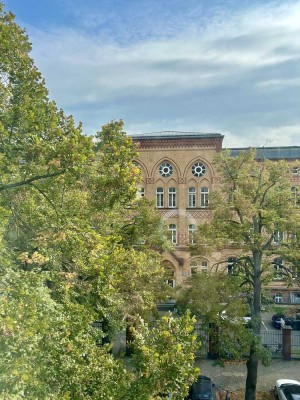 Lichtdurchflutete Altbauwohnung mit Balkon und Blick ins Grüne vis a vis UKD provisionsfrei