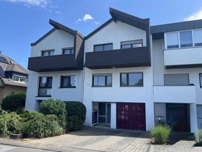 Sanierungsbedürftiges RMH mit S-O Garten, 2 Balkonen & Einzelgarage/ traumhafte Lage von Leichlingen