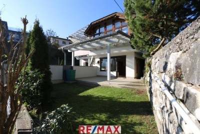 Ein- Zweifamilienhaus mit Einliegerwohnung Garage und 3 Carport