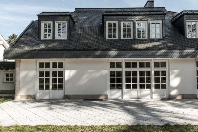 Imposante Villa im französischen Stil mit separatem Gästetrakt, Spa, 3 Kaminen und Parkgrundstück