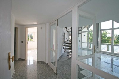Moderne und lichtdurchflutete 3,5-Zi-Galerie-Wohnung mit Südbalkon in ruhiger Lage von Lagerlechfeld