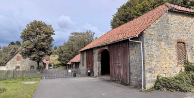 Resthof mit idyllischem Bachlauf auf 3,5 ha zu verkaufen