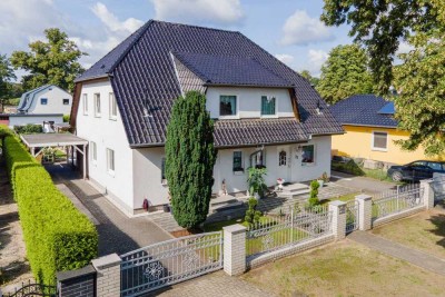 Modernes Doppelhaus mit Nebengebäude und Garage: Mehrgenerationenwohnen/ Renditeimmo in Werneuchen