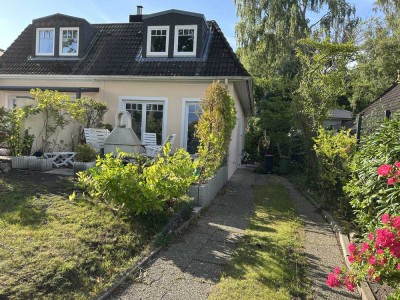 Charmante Doppelhaushäfte in Hamburg-Poppenbüttel