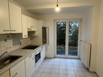 **Erdgeschosswohnung mit schöner EINBAUKÜCHE****FRISCH RENOVIERT und EINZUGSBEREIT*