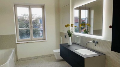 Großzügige, luxuriöse Wohnung im ersten Obergeschoss mit hochwertiger Einbauküche und zwei Balkonen