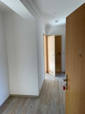 Erstbezug nach Renov.! Gemütliche 3-Zimmer mit Laminat, Stellplatz und Wannenbad in ruhiger Lage