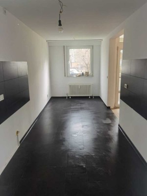 Zwei Zimmer Küche Bad mit Balkon zu vermieten