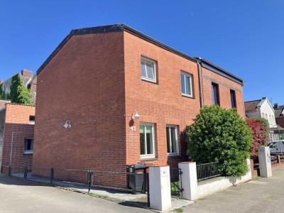Doppelhaushälfte mit eigener Einliegerwohnung und moderner Ausstattung... kein Erbbau !