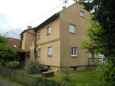 Zweifamilienhaus auf Grundstück mit Gestaltungsspielraum für Neubebauung
