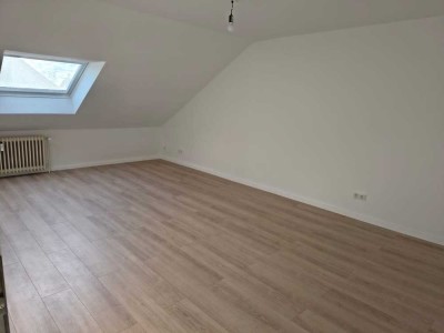 Helle Sanierte 3-Zimmerwohnung im DG  in Erlensee