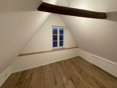 Großzügiges Wohnen in der City: 5 Zimmer, modernisiert, Balkon & Einbauküche