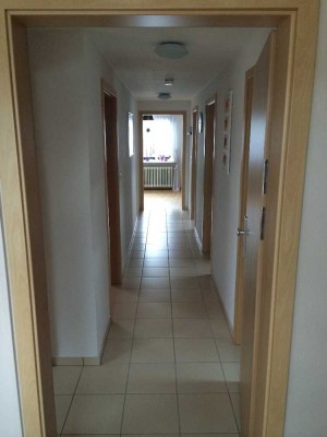 helle 3 Zimmer-Dachgeschoßwohnung, Küche, Flur, Bad, kleiner Abstellraum