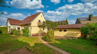 Freistehendes Einfamilienhaus mit Doppelgarage, Wintergarten und großem Garten in Asperg