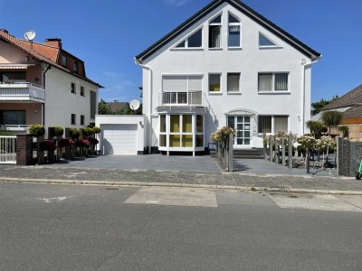 Neuwertige Dachgeschosswohnung mit drei Zimmern sowie Terrasse und EBK in Mühlheim ,Kreis Offenbach