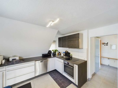 Sofort freie 3 Zimmer DG-Wohnung mit Balkon, und eigenem Stellplatz. Ausbaupotential im Dachspitz.
