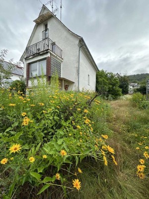 Renovierungsbedürftiges Haus in Traumhafter Lager im Villenviertel mit Hanglage