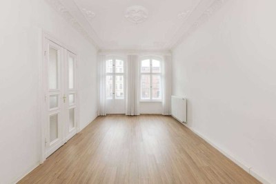 Moderne Altbauwohnung mit Stuckverzierungen und Balkon - vis à vis Volkspark Friedrichshain