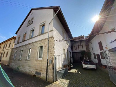 Preisreduzierung! Bauernhaus und idyllischem Innenhof, Scheune und Nebengebäuden
