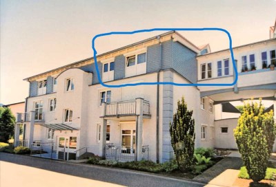 *Top Wohnlage* - Helle 3,5-Raum-DG-Wohnung mit Balkon, Einbauküche und Tiefgarage in Gernsbach