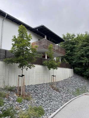Schöne und neuwertige 3-Raum-EG-Wohnung mit gehobener Innenausstattung mit Einbauküche in Grafenau