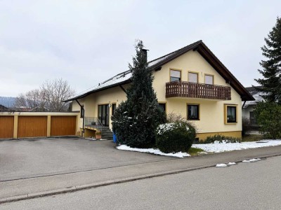 Schöne 3,5-Zimmer DG-Wohnung mit Balkon und Garage in zentraler Wohnlage von Wellendingen